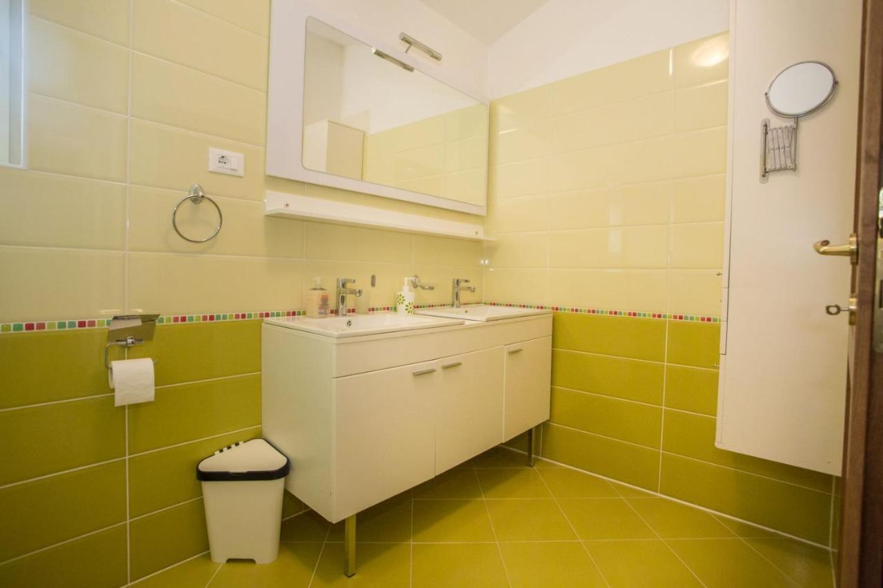 For 8 People Near The * Porec
